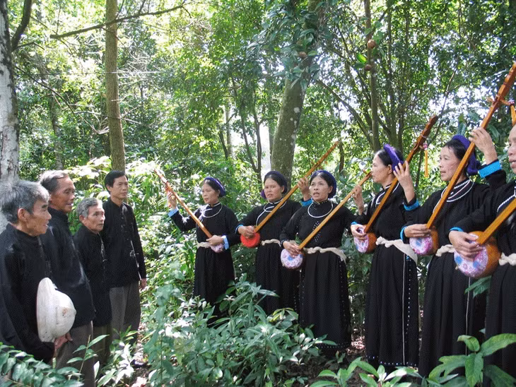 Then singing is favored by locals in Binh Lieu district