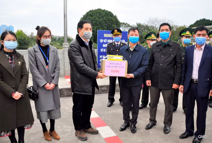 Mong Cai City People’s Committee donated medical supplies including 20,000 face masks, 3,000 pairs of gloves 