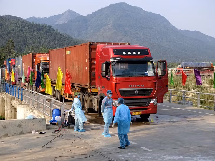 Containers are waiting for customs clearance at Hoanh Mo – Dong Zhong border residential markets 