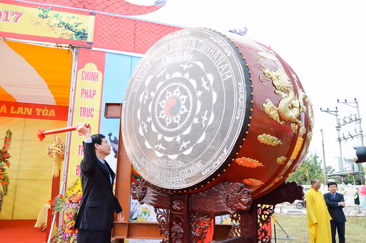 Quang Ninh's Chairman Nguyen Duc Long sounded drum to kick off the Yen Tu Spring Festival 2017.