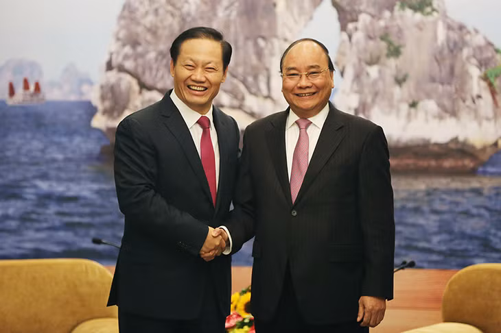  Prime Minister Nguyen Xuan Phuc (R) shakes hands with Peng Qing Hua, Secretary of the Party Committee of China’s Guangxi Zhuang Autonomous Region