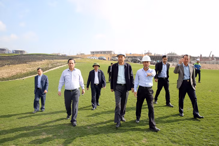 Quang Ninh Secretary Nguyen Van Doc inspected the golf-course project.