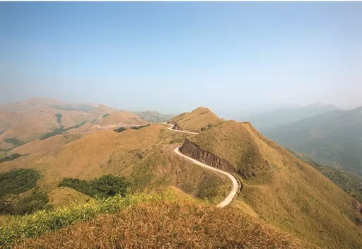 A path leading to the peak of Ba Lanh 