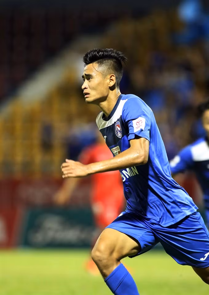 Vu Minh Tuan scores a doubles in Quang Ninh Coal’s 2-1 win over Song Lam Nghe An in V.League’s sixth round. — Photo webthethao.vn