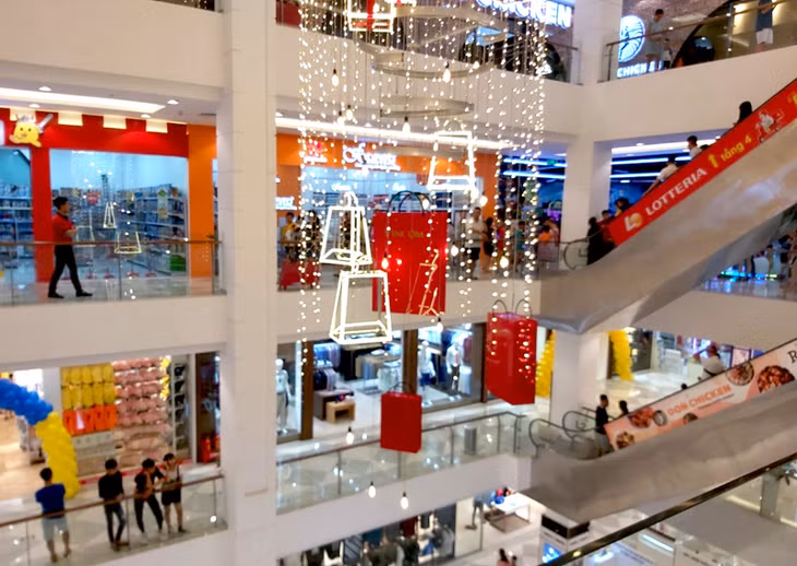 A new Vincom opens in Mong Cai City, attracting a lot of shoppers