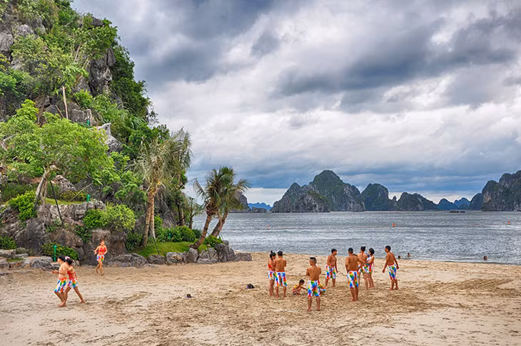 Luong Ngoc Beach in Cam Pha City - a tourist attraction
