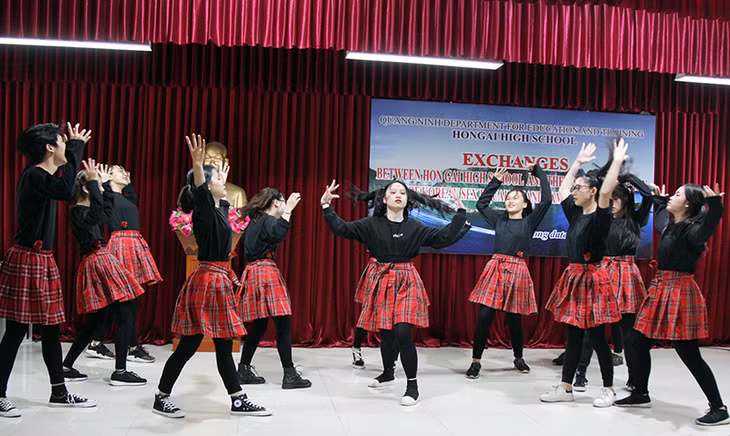 The exchange program is a significant activity, creating opportunities for young people from both countries to share with each other cultural features and customs, contributing to enhancing the mutual understanding and tighten the friendship among youth of the two sides.