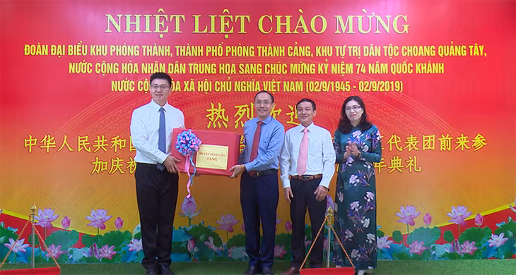 Fangcheng delegation presents gift to Binh Lieu District