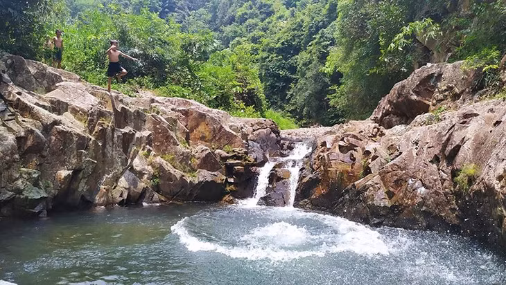 Ngan Chuong is an untouched waterfall in Luc Hon commune, Binh Lieu district