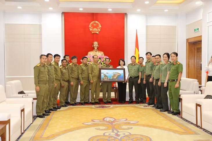 Quang Ninh's Vice Chairwoman Vu Thi Thu Thuy hoped that the two sides' police forces would continue to strengthen the close relationship and cooperation tie in order to well perform their tasks of ensuring the social security in both sides