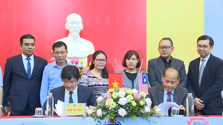 Quang Ninh's health sector signed agreemnt with Malaysia National 