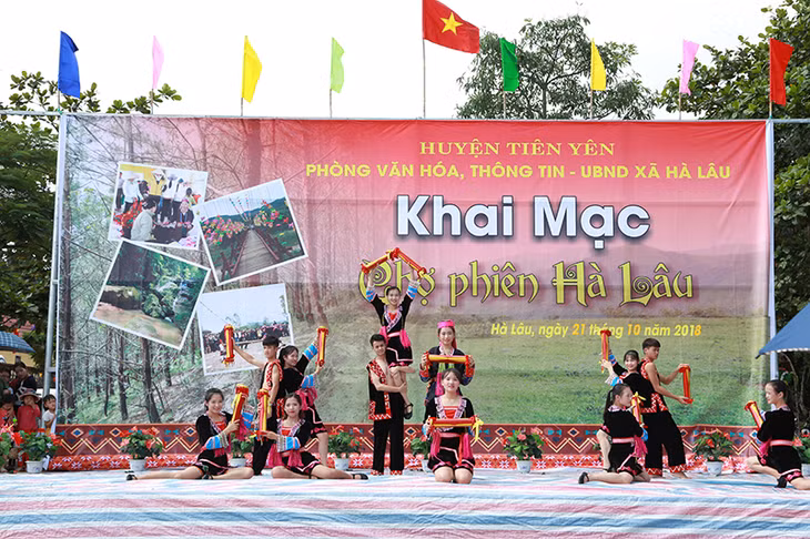 A cultural performance at Ha Lau Market