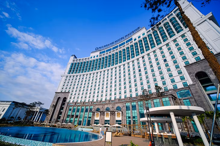 The hotel has 649 fully furnished and modern designed rooms, with many attractive convenient services