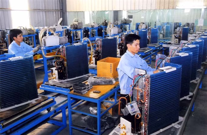 Air conditioners manufactured at Hòa Phát Mechanical Electrical Refrigeration Company, a member of Hòa Phát Group. Losses of large-cap stocks, including Hòa Phát Group (HPG), dragged down the VN-index yesterday. – VNA/VNS Photo Hồng Kỳ