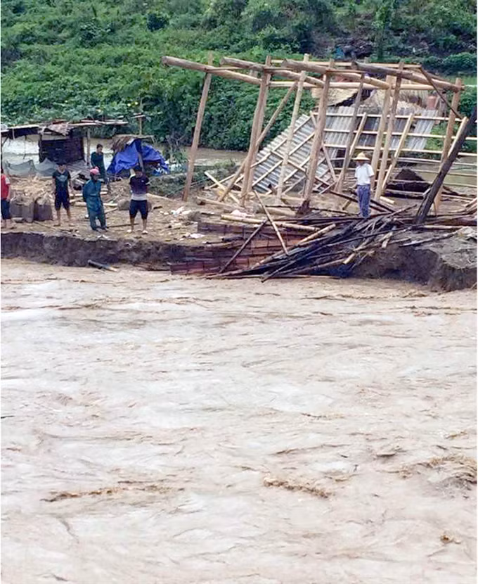 Mường Lát district in central Thanh Hóa province was isolated by floods yesterday. Downpours and flooding have wreaked havoc in northern and north-central regions over the past few days, killing at least four people. - VNA Photo