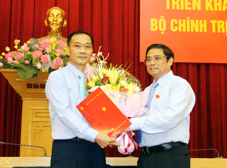  Mr Pham Minh Chinh (right) presented the Politburo's Decision to Mr Vu Hong Thanh. (Photo: baoquangninh)