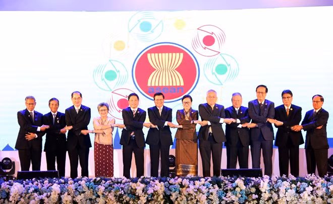 ​The ASEAN ministers at the opening ceremony (Photo: VNA)