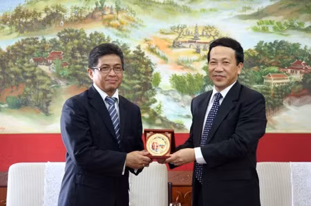 Vice Chairman Nguyen Van Thanh (R) received Indonesian Ambassador