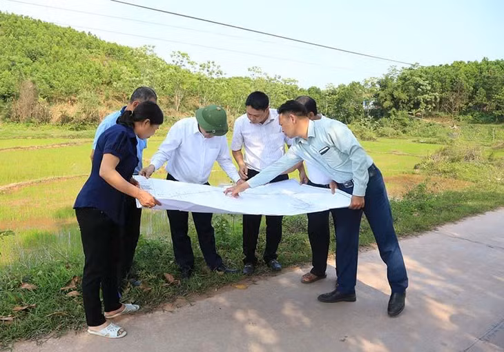 Leaders of Tien yen district was inspecting the land clearance for the Van Don-Mong Cai expressway project.