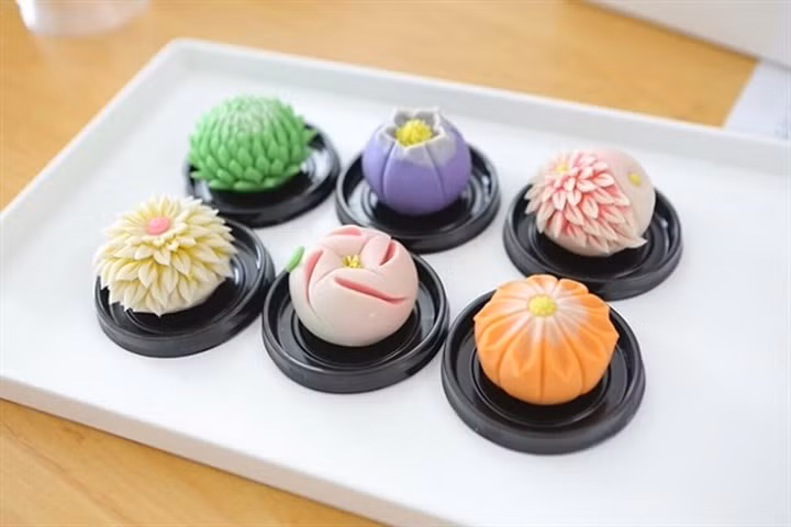 A box of moon cakes is priced at VND260,000.