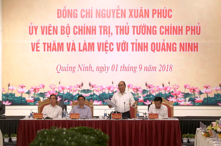 Prime Minister Nguyen Xuan Phuc speaks at a meeting with Quang Ninh leaders
