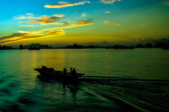 Buổi sớm mùa thu trên Vịnh Hạ Long.