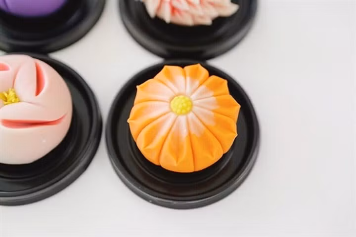 It takes a longtime for moon cake carvers to learn how to mould carved moon cakes. In addition, materials for carved moon cakes all have to be imported from Japan.