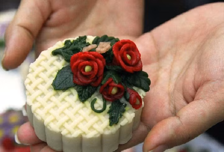 Carved moon cakes are meticulously worked by the hands of dedicated artisans. Between 200-300 traditional moon cakes can be produced in a day but just 80-100 carved pattern moon cakes can be made.
