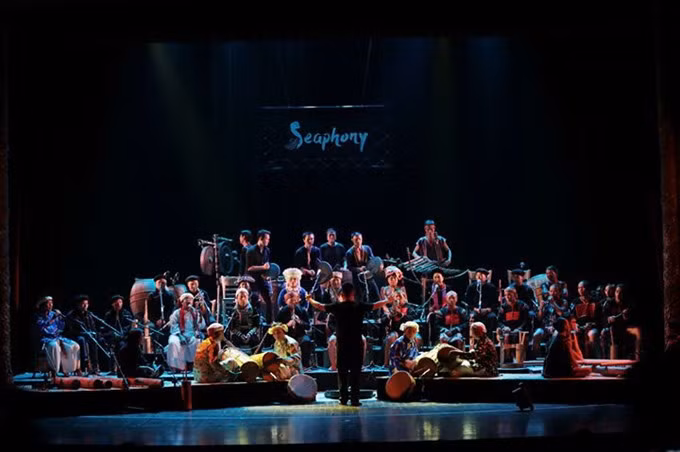 9. The Seaphony orchestra - the first Vietnamese ethnic orchestra - made its debut at the Vietnam Ethnic Music Concert at Hanoi Opera House. — Photo Faceboook Seaphony