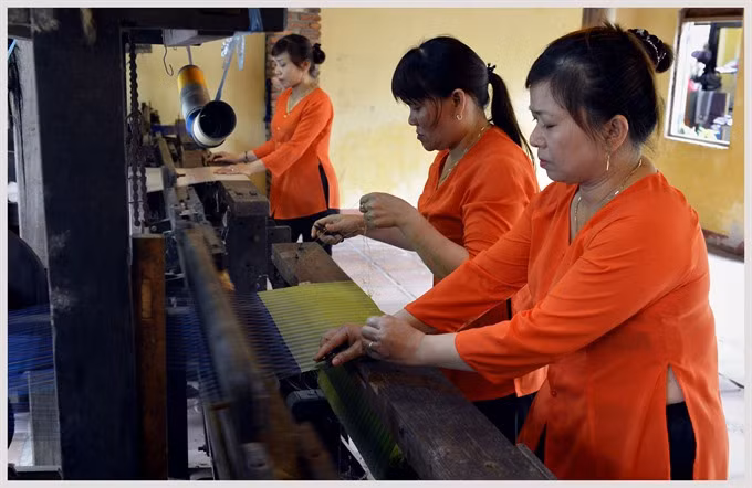 3. Artisans in Quảng Nam Province perform silk weaving during 6th Quảng Nam Heritage Festival. — VNA/VNS Photo Thanh Hà