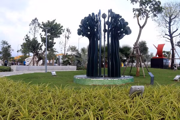 APEC Park was opened to public on the west bank of the Han River in Da Nang City during the 2017 APEC Summit, featuring 18 sculptures from APEC economies. 