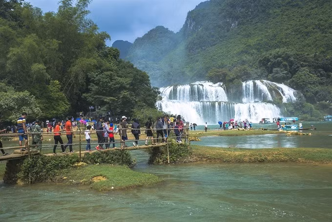 4. Bản Giốc Waterfall is one of Việt Nam’s most impressive natural sights. — VNA/VNS Photo Trọng Đạt