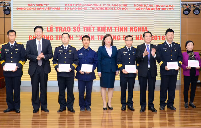 Presenting savings to navy soldiers' families in Quang Ninh province (Source: CPV)