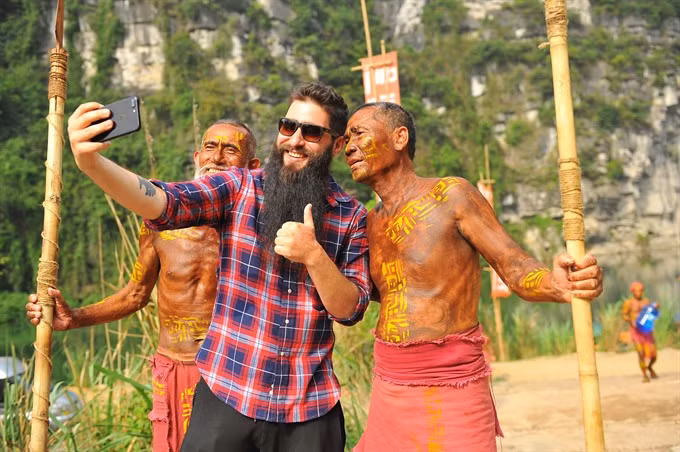 Kong: Skull Island director Jordan Vogt-Roberts (centre) was appointed Viet Nam’s Tourism Ambassador for 2017-20 period by the Viet Nam’s Ministry of Culture, Sports and Tourism. 