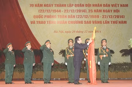 President Truong Tan Sang awards the Gold Star Order, the nation's highest order, to the Viet Nam People's Army for its great contributions to the national cause. — VNA/VNS Photo Tri Dung