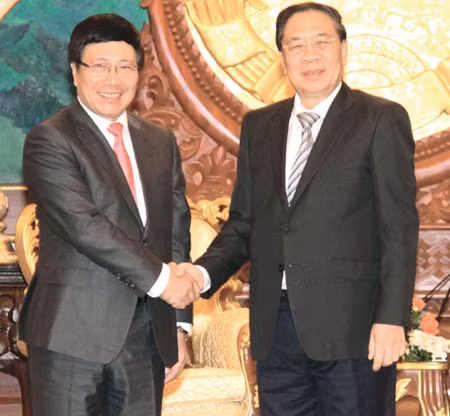Deputy PM Pham Binh Minh meets Lao President Chummaly Sayasone during his official visit to Laos. The President proposed that a bilateral trade deal should be signed to help two-way trade reach $2 billion by 2015. — VNA/VNS Photo Hoang Chuong