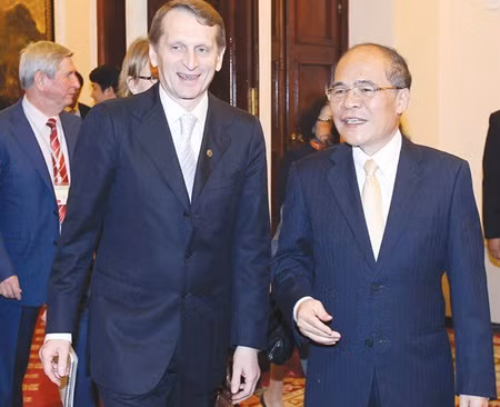 National Assembly Chairman Nguyen Sinh Hung (right) receives Chairman of the State Duma of the Federal Assembly of Russia Sergey Yevgenyevich Naryshkin in Ha Noi yesterday. — VNA/VNS Photo Nhan Sang