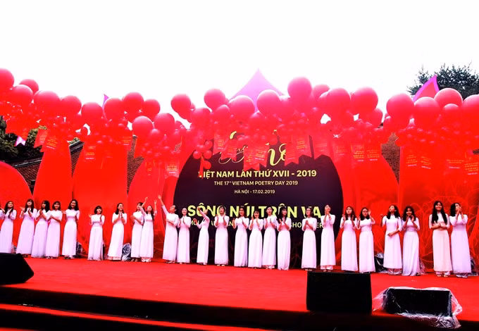  Young women release balloons with poems at the Vietnamese Poetry Day in the Literature Temple in Hà Nội yesterday. VNA/VNS Photo Quang Quyết Read more at http://vietnamnews.vn/life-style/505496/viet-nam-feted-as-country-of-poetry.html#SFoxWSBM3lsP6dbM.99