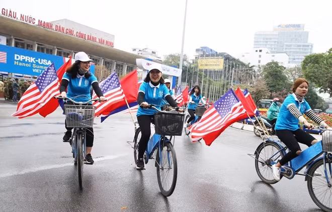 Cycling for peace in Hanoi (Photo: VNA)