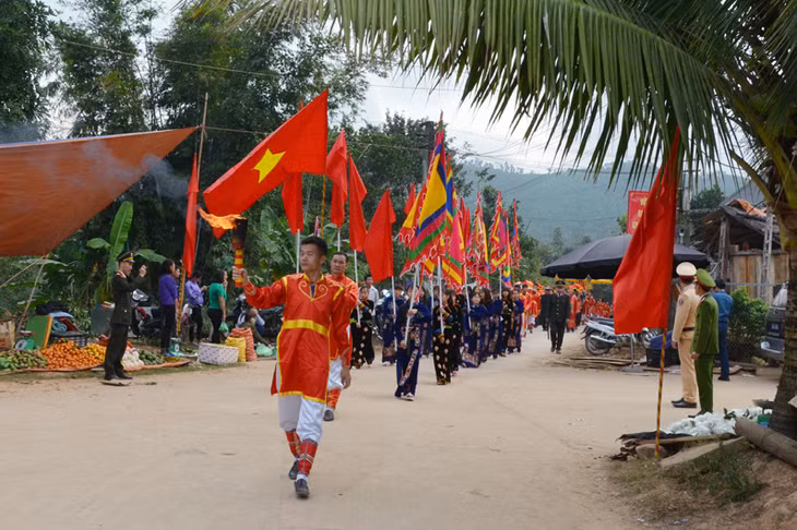 This is the 3rd time the festival of Lang Da Communal House has been organized at district scale. 