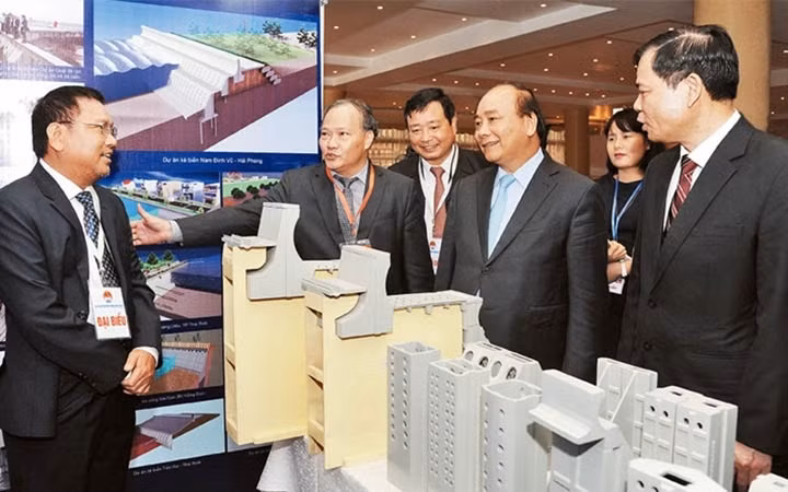 Prime Minister Nguyen Xuan Phuc at an exhibition on disaster prevention technology. 