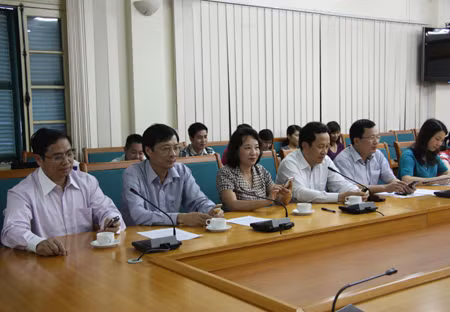 Leaders of QNPPC were voting for Ha Long Bay by sending SMS to 147