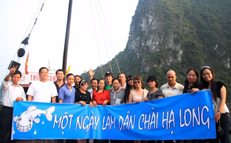  The delegation visited the bay and experienced a tour called fishing trip provided by Indochina Junk Joint-Stock company