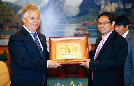 Mr Pham Minh Chinh, member of the Central Party Committee, Provincial Party Secretary gifts Mr Simonenko -First Secretary of Central Committee of the Ukrainian Communist Party a picture of Ha Long Bay’s landscape. Photo: Khanh Giang.
