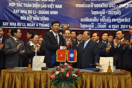 Mr. Nguyen Van Doc presented Saynhabuly province a donation to build a boarding school