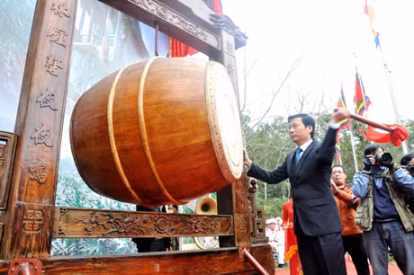 Chairman of QNPPC Nguyen Van Doc sounded the drum to kick off the Festival