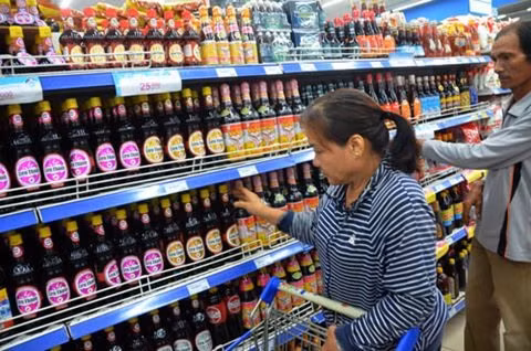  All fish sauces on the market are safe for human consumption, the Ministry of Health confirmed Saturday after a10-day inspection. — Photo zing.vn Read more at http://vietnamnews.vn/society/344933/all-fish-sauces-are-safe-health-ministry.html#q3vhPVKU8b6W5kUE.99