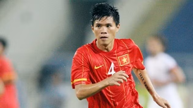 Duong Thanh Hao signs a three-year contract with Quang Ninh Coal. — VNS Photo