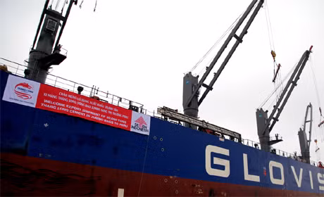 The ship carries Thang Long cement to Peru
