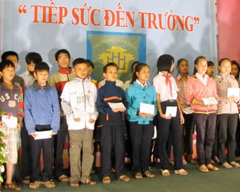 images703824_hues_trao_hoc_bong_doanh_nhan_le_xuan_hoang_tiep_suc_den_truong_11.jpg